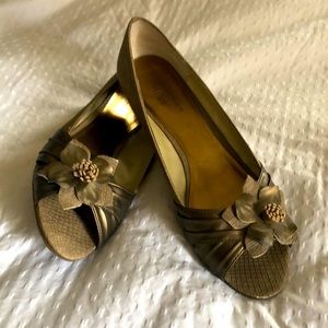 Gold toned/tan wedge peep toe sandal